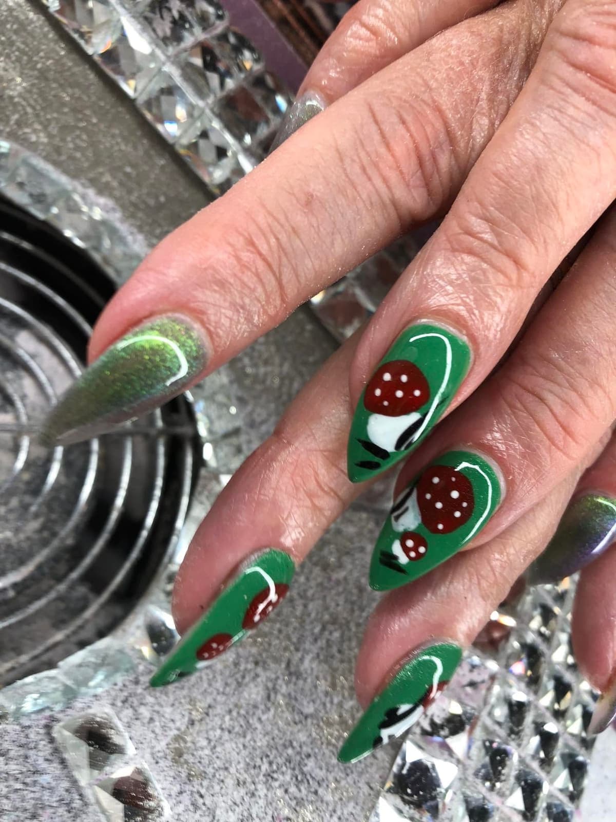 Grüne Stiletto-Nägel mit Erdbeer-Nail-Art
