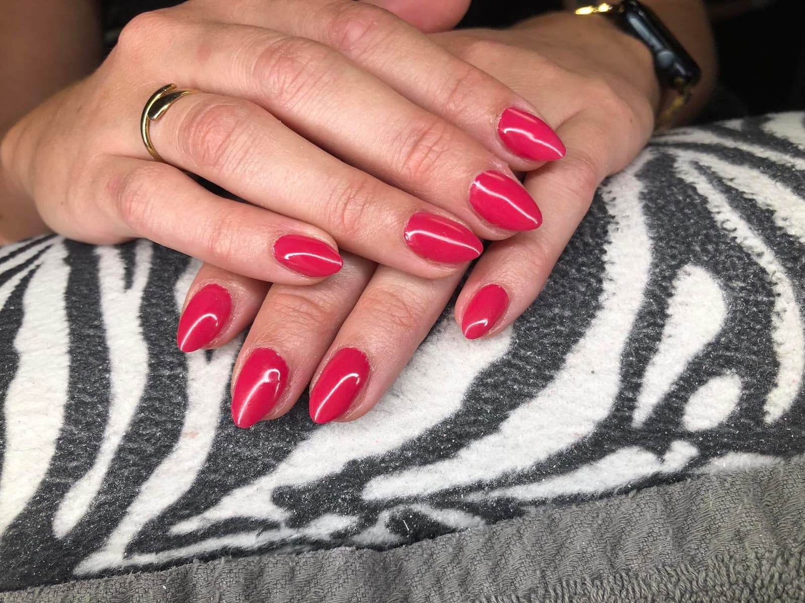 Pinke Nägel auf Zebra-Untergrund