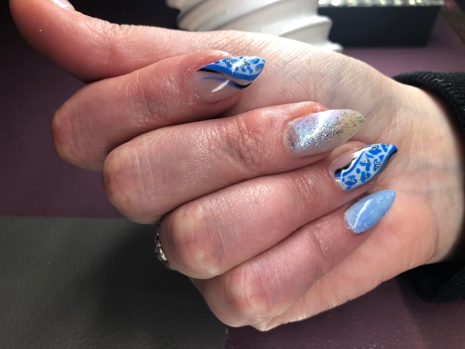 Hellblaue Nägel mit Muster und Chrome-Akzent