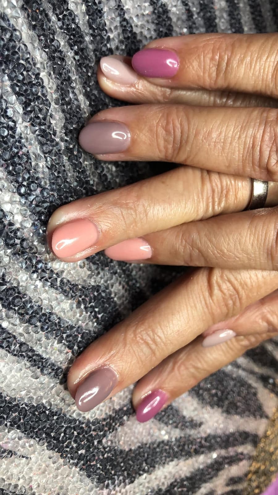 Apricot-Nägel mit einem Nagel in Taupe