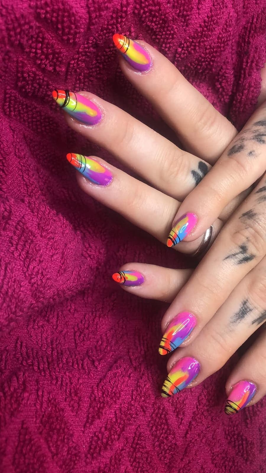 Bunte Regenbogen-Nail-Art