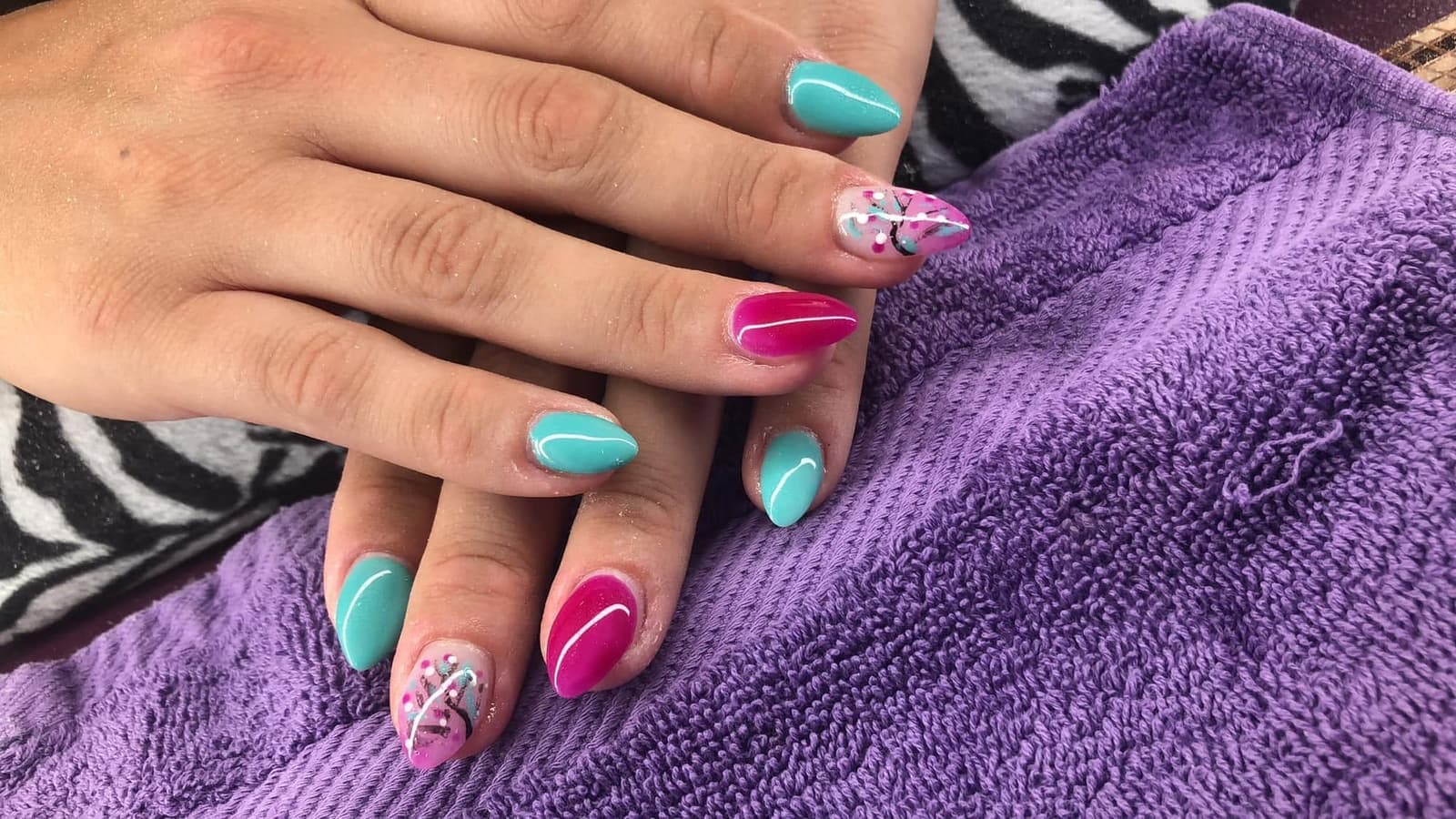 Türkis-pinke Nägel mit feinen Details