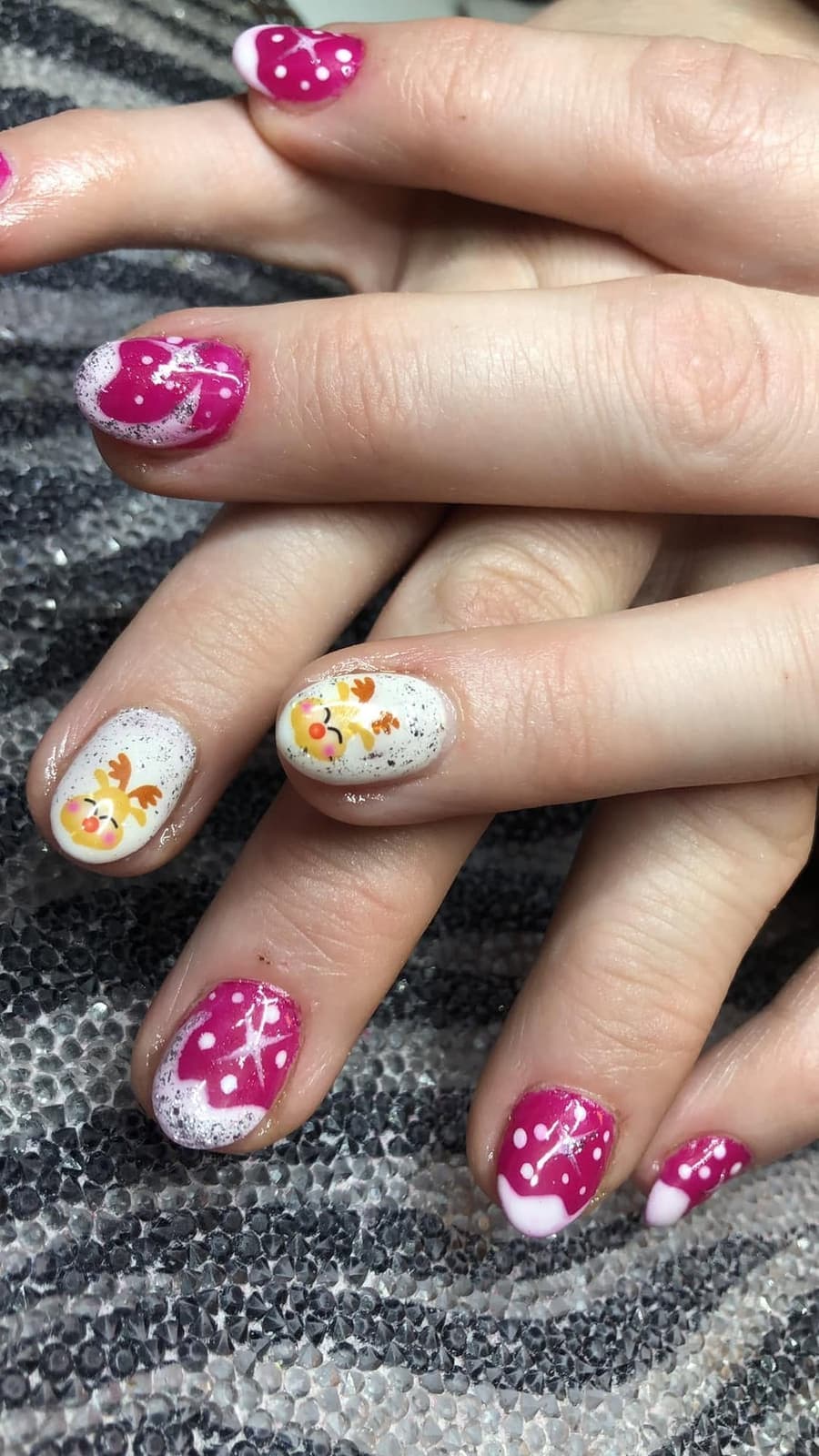 Handgemalte Nail Art mit floralen Details auf Weiß und Pink