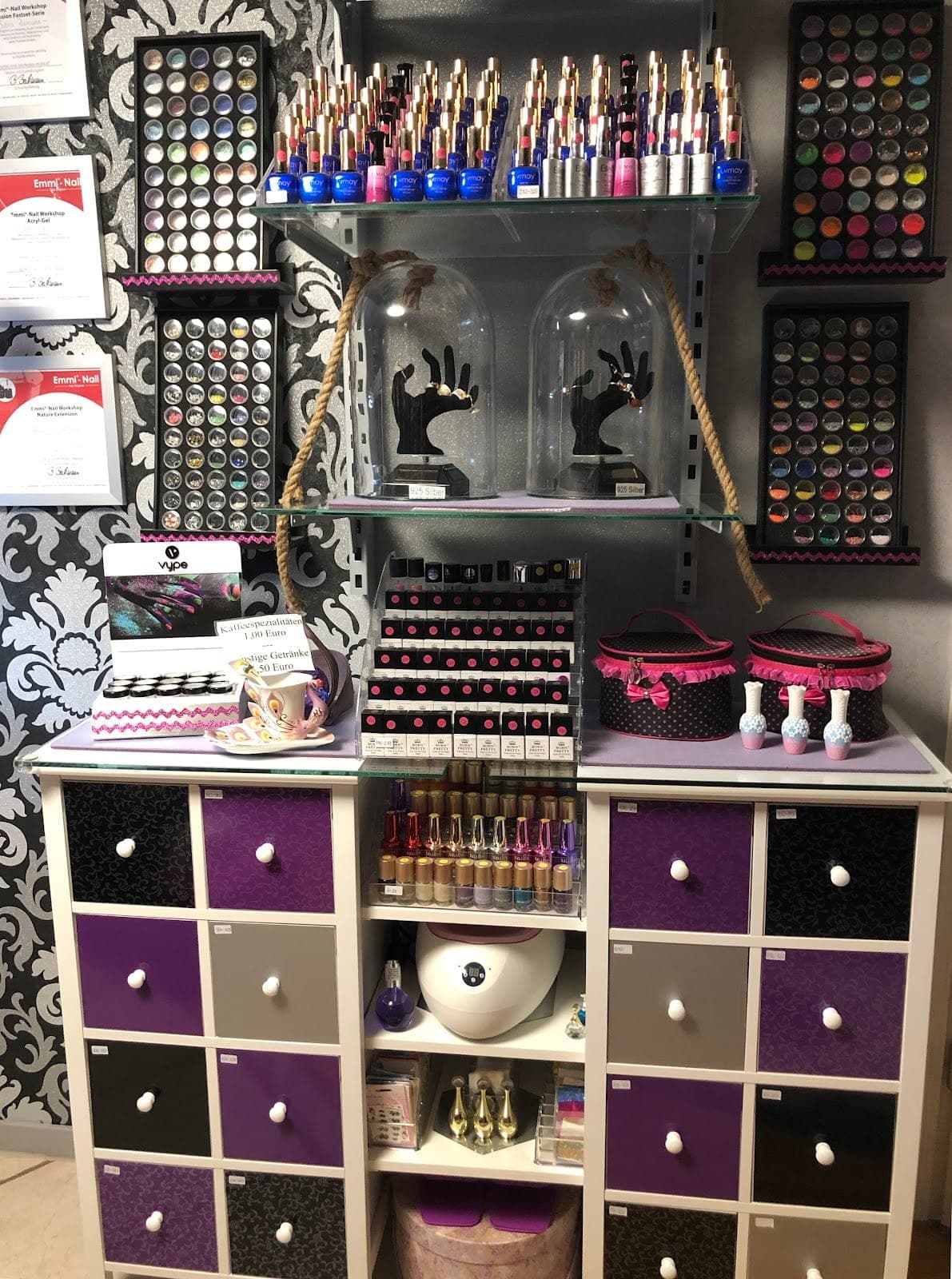 Farbregal im Studio von Color Queen mit hunderten Farbgelen